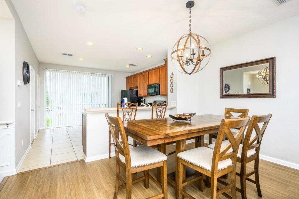 Beautiful Townhome, Vista Cay, Near Parks! 4018 Apartment