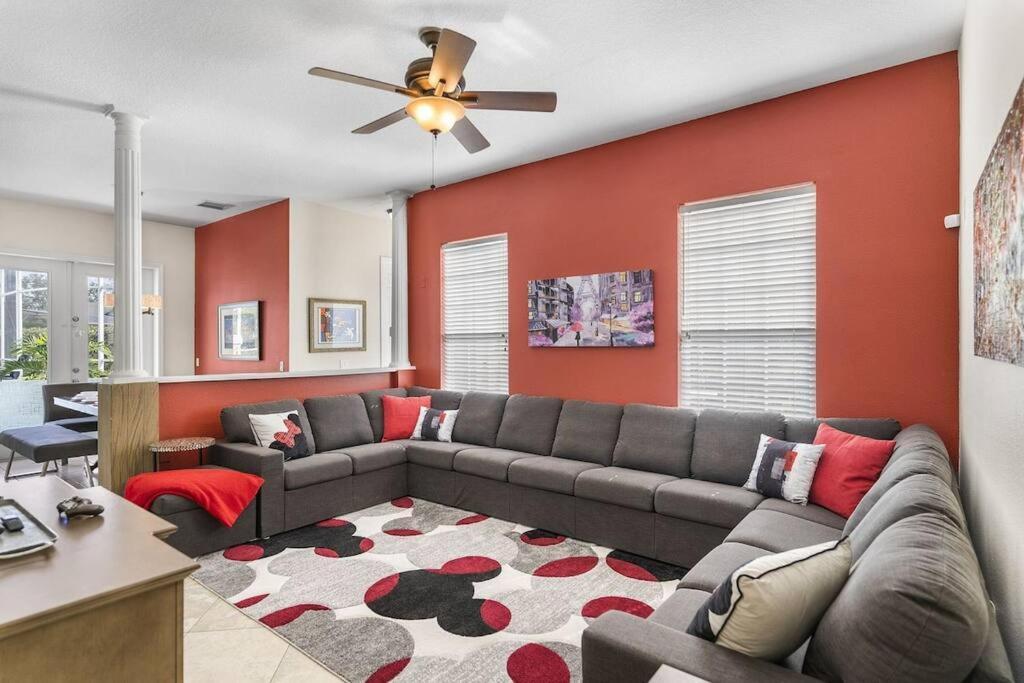 Mickeys Oyster - Luxurious 9br Southeast Facing Pool Hot Tub Cinema Game Rm Bbq 2 Miles To Holiday home Orlando