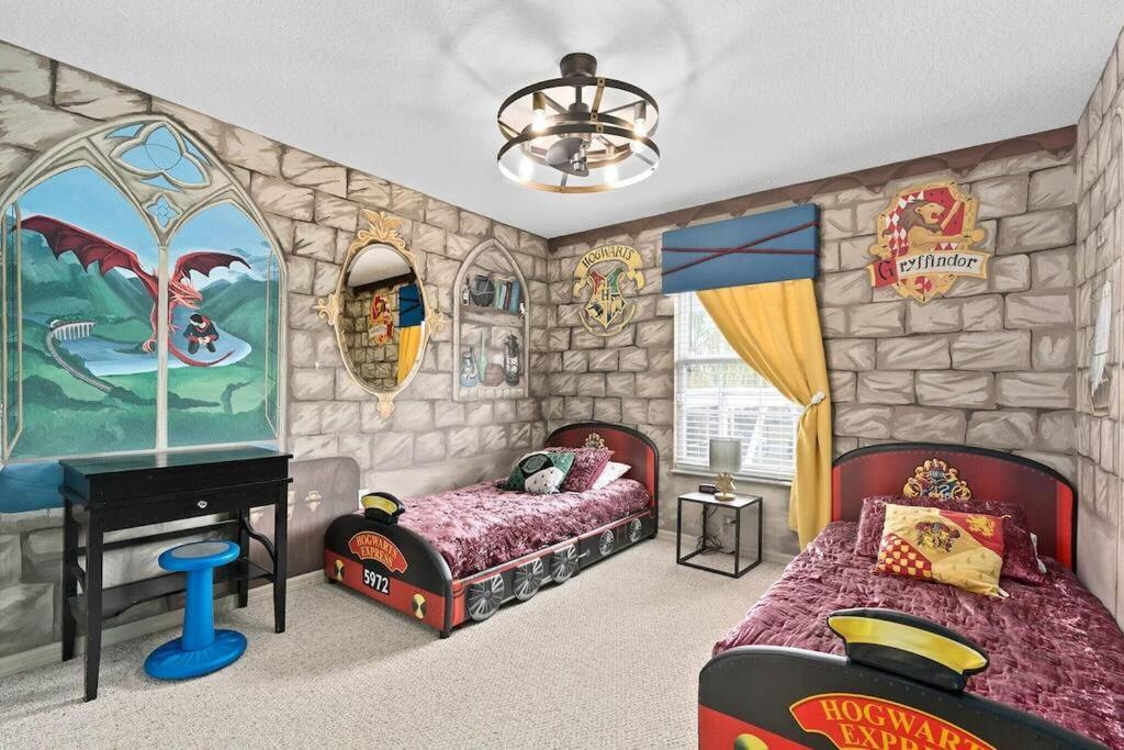 Mickeys Oyster - Luxurious 9br Southeast Facing Pool Hot Tub Cinema Game Rm Bbq 2 Miles To Orlando