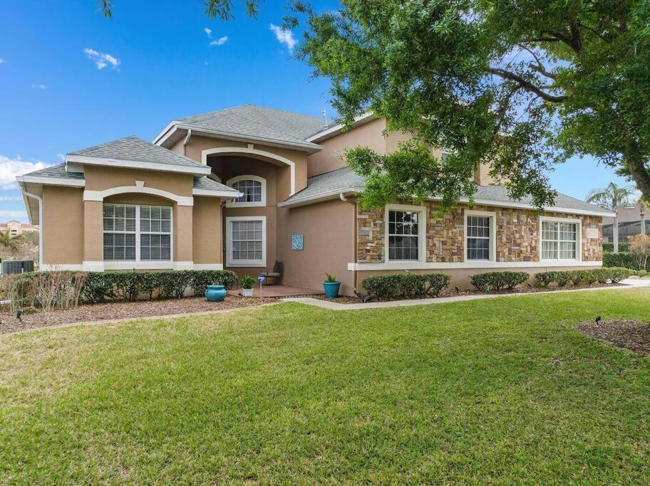 Mickeys Oyster - Luxurious 9br Southeast Facing Pool Hot Tub Cinema Game Rm Bbq 2 Miles To Orlando