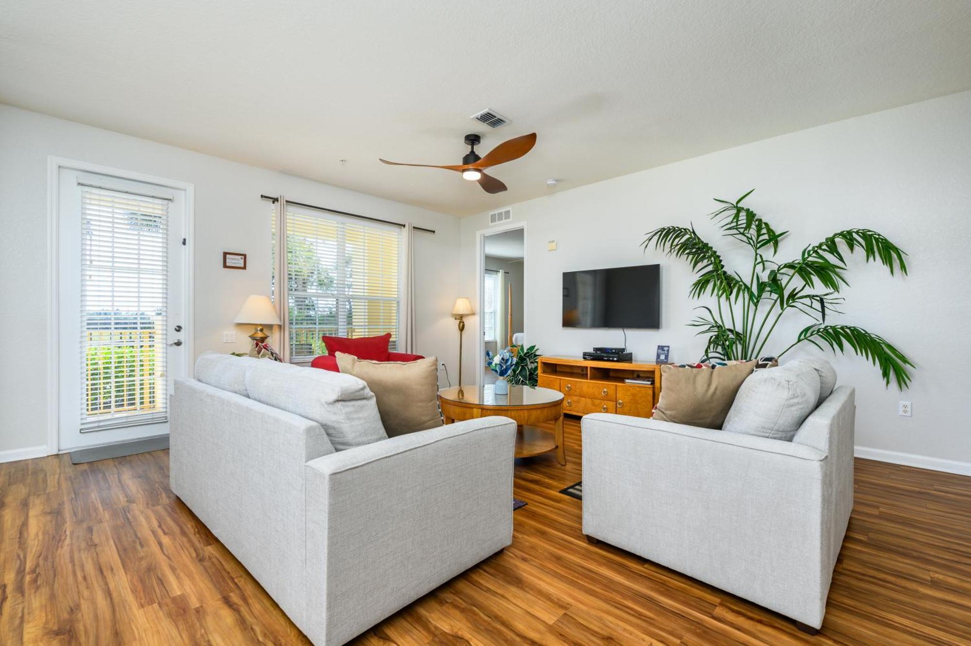 Beautiful Lakeview Condo, New Listing -1024 Orlando