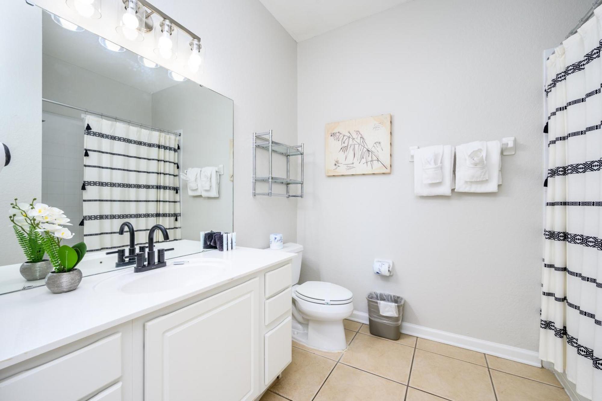 Beautiful Lakeview Condo, New Listing -1024 Apartment *