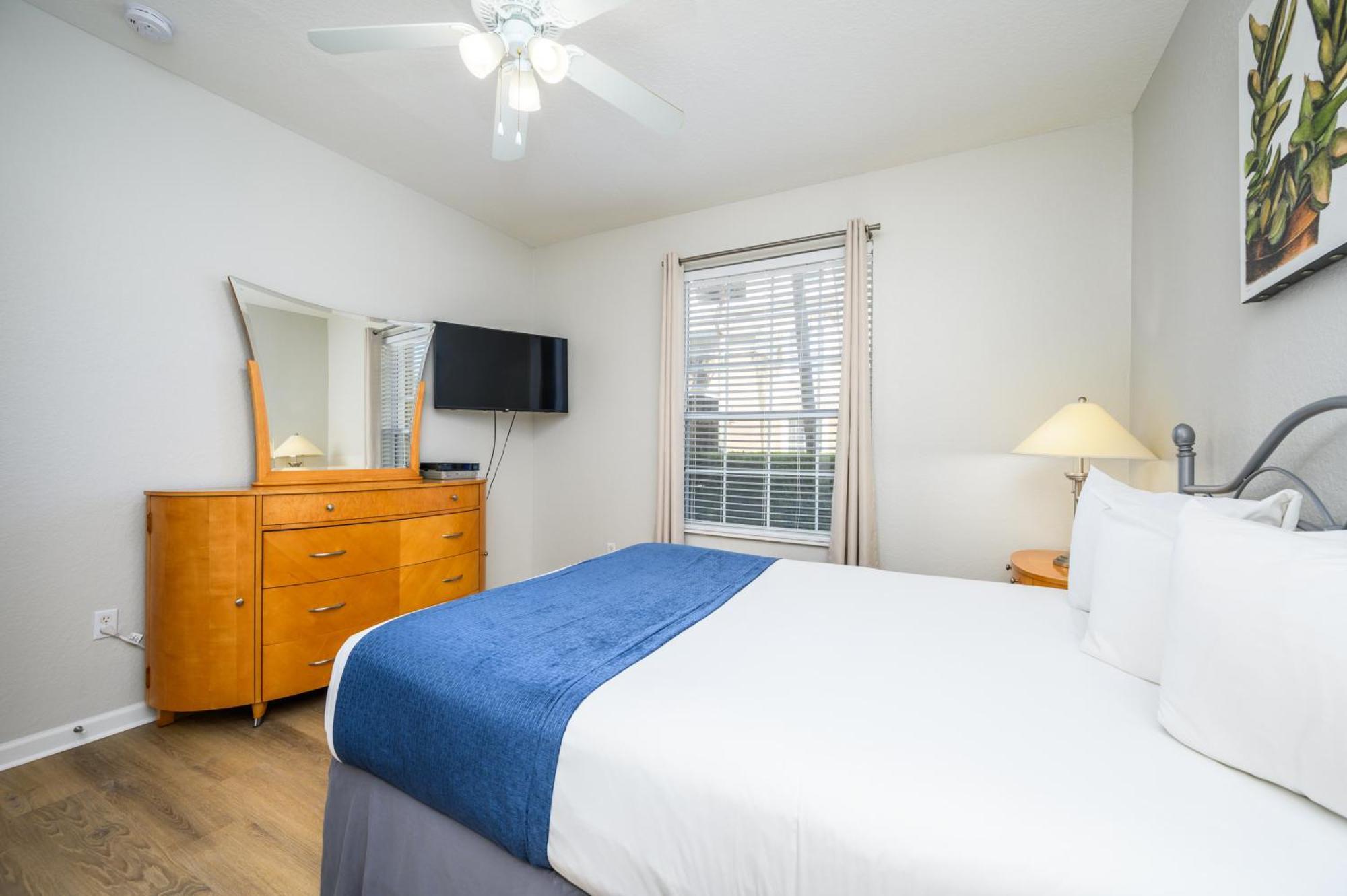 Beautiful Lakeview Condo, New Listing -1024 Apartment