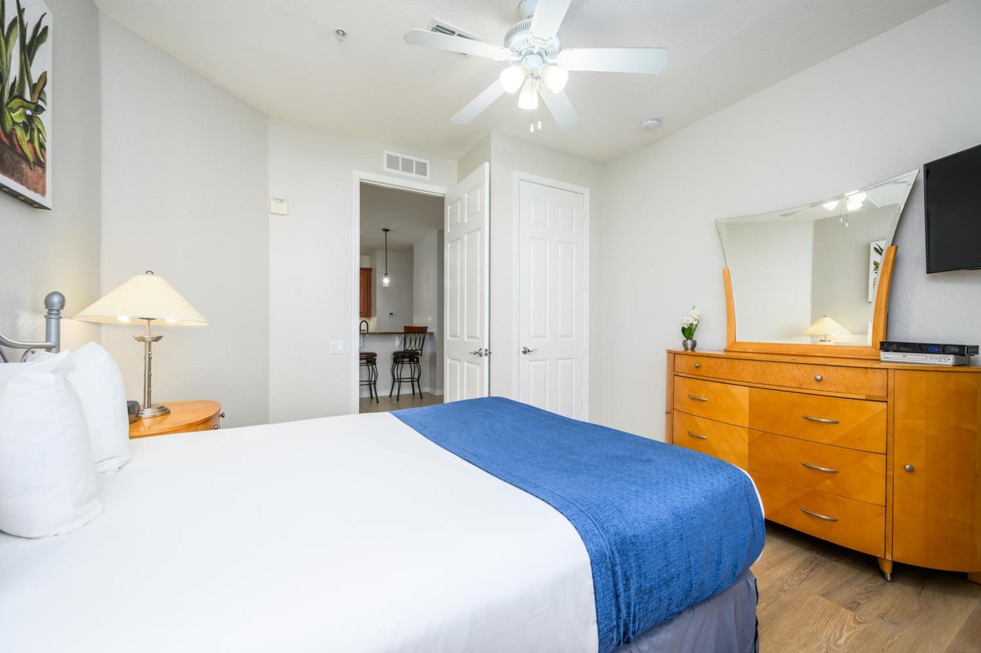 Apartment Beautiful Lakeview Condo, New Listing -1024 *