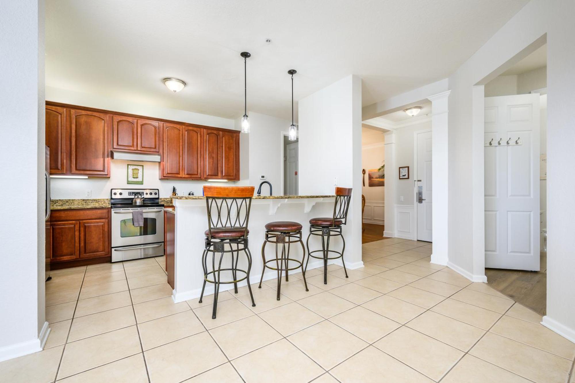 Beautiful Lakeview Condo, New Listing -1024 *