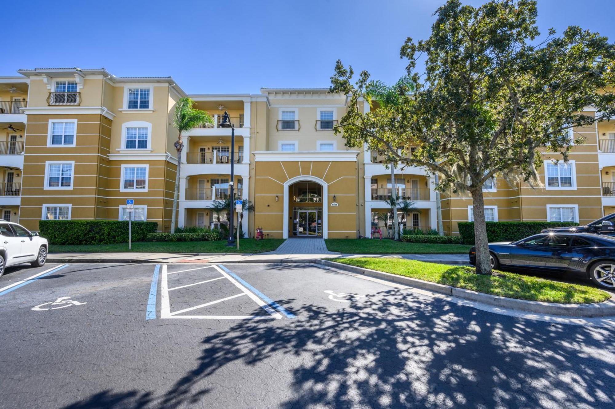 Beautiful Lakeview Condo, New Listing -1024 * Orlando