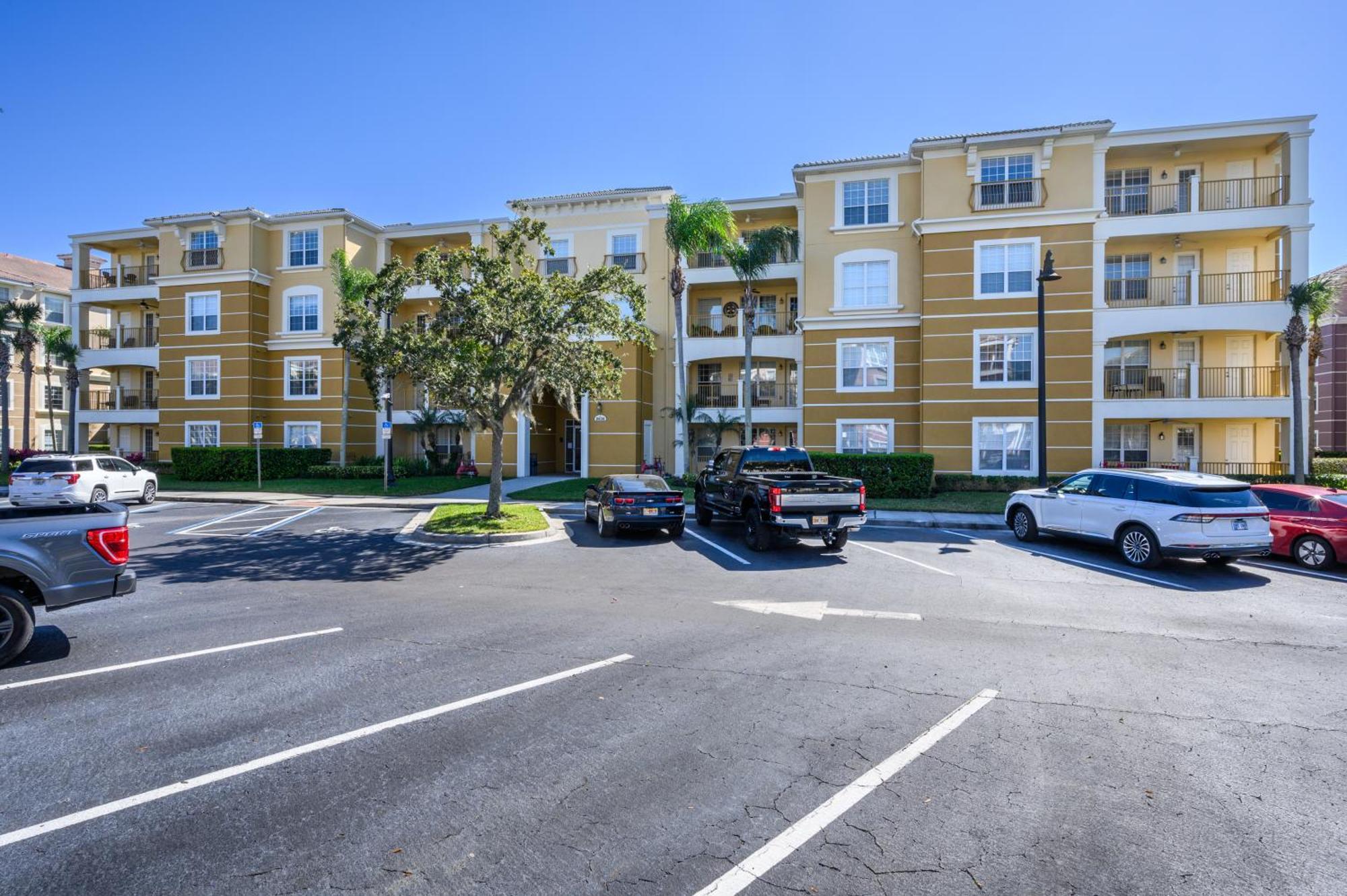 Beautiful Lakeview Condo, New Listing -1024 Apartment *