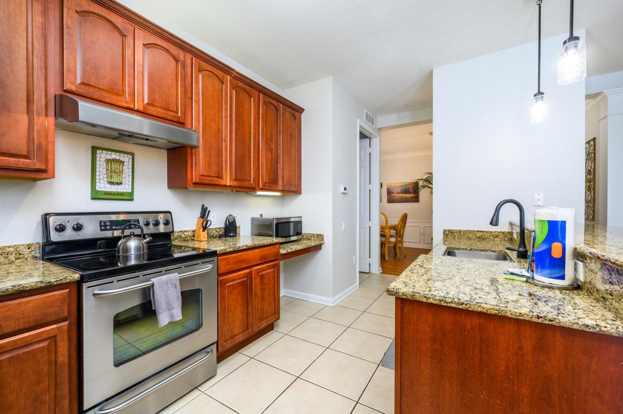 Beautiful Lakeview Condo, New Listing -1024 *