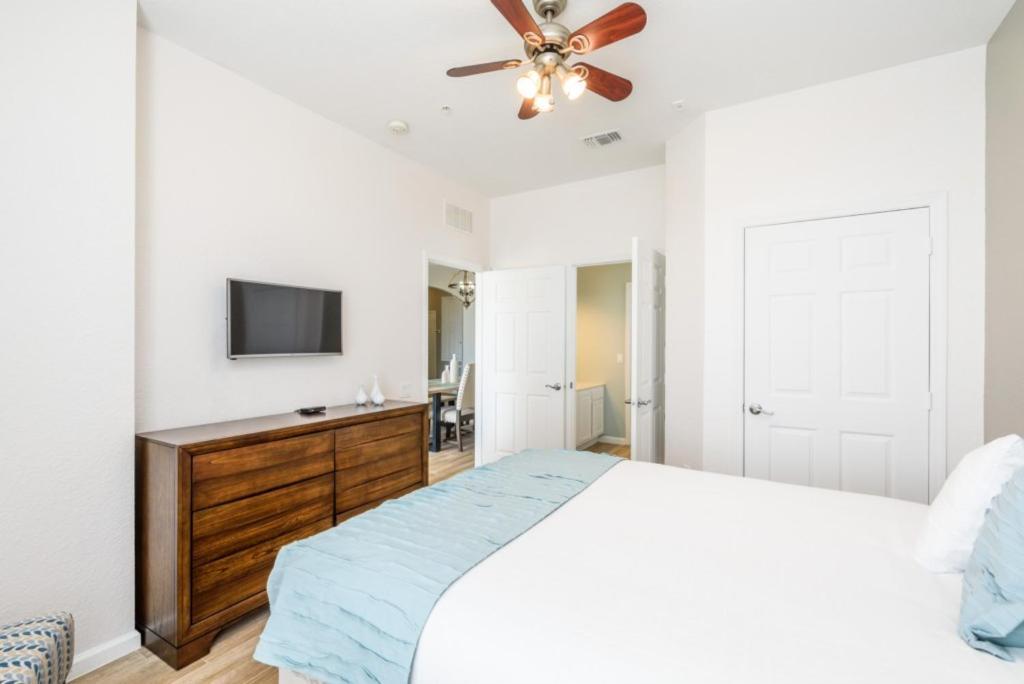 Beautiful Deluxe Condo, Vista Cay, - 3008