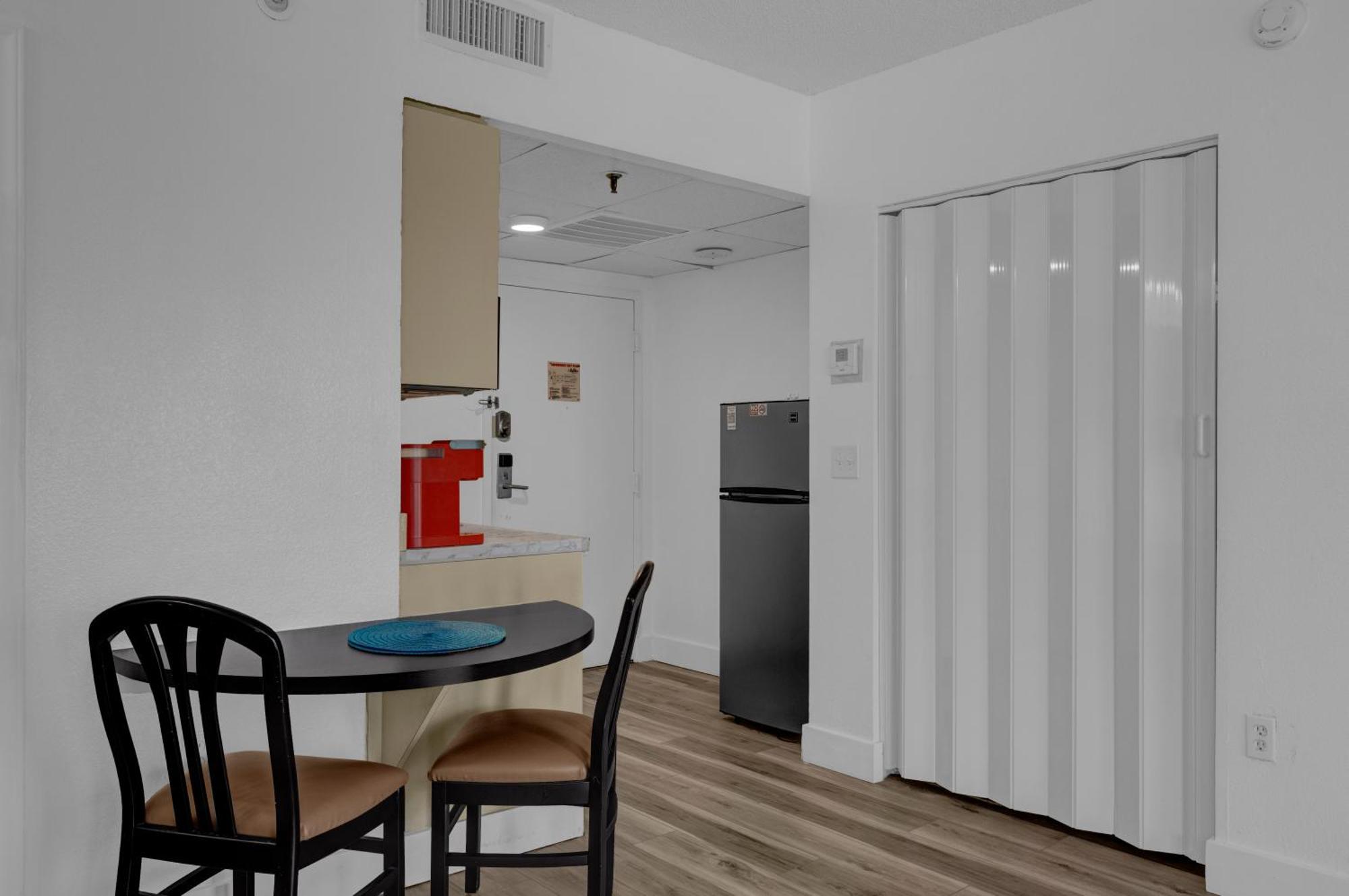 Cozy On International Dr. Near Universal Apartment