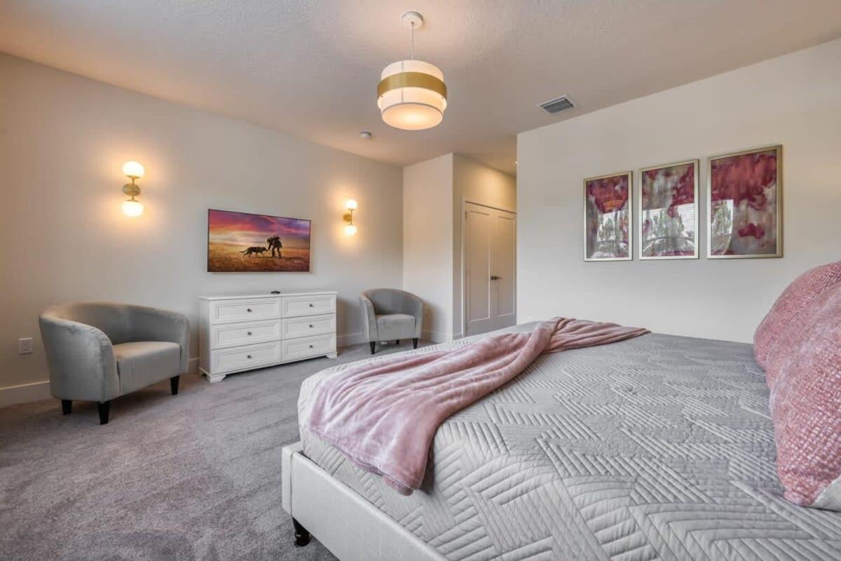 Modern Luxury Retreat - Mickey & Harry Potter Beds
