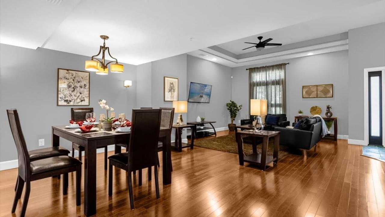 Deluxe Townhome - 5 Minutes From Holiday home Orlando