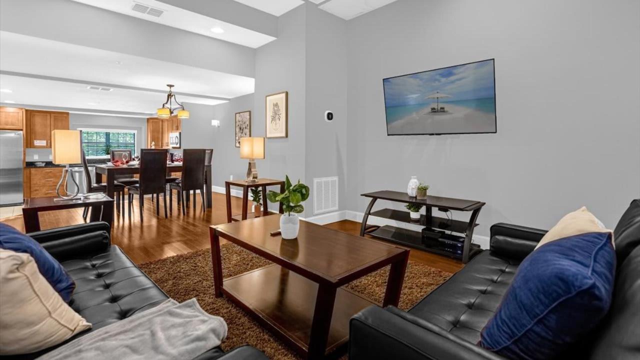 Deluxe Townhome - 5 Minutes From *