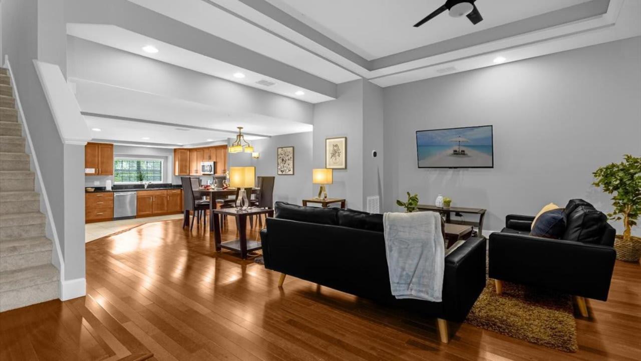 Deluxe Townhome - 5 Minutes From * Orlando