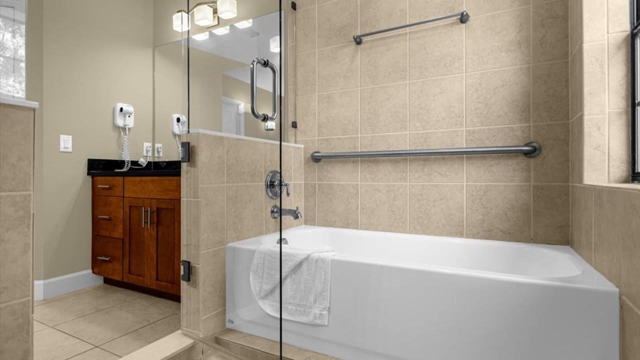 Deluxe Townhome - 5 Minutes From