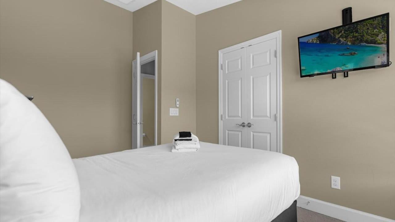 Deluxe Townhome - 5 Minutes From Orlando