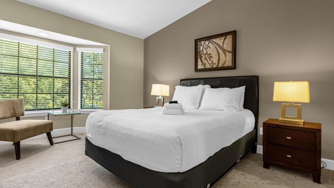 Deluxe Townhome - 5 Minutes From *
