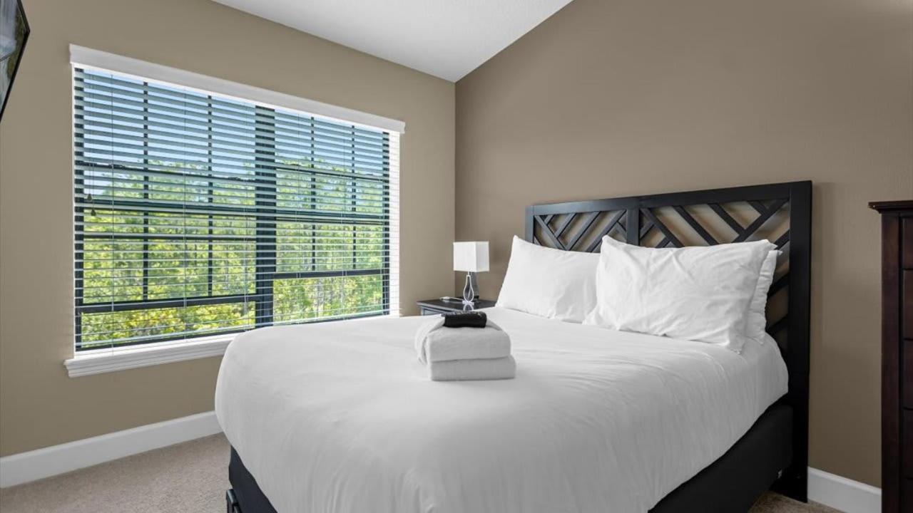 Deluxe Townhome - 5 Minutes From Holiday home