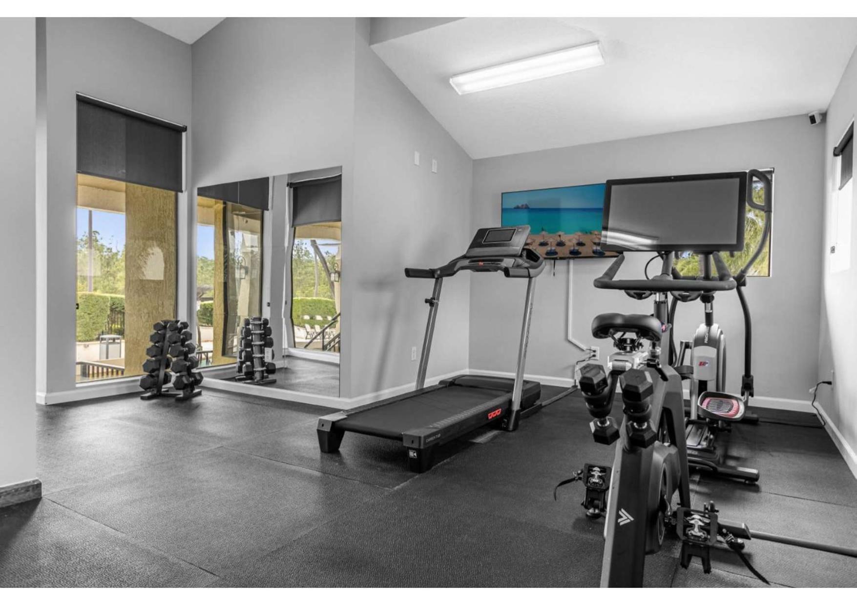 Deluxe Townhome - 5 Minutes From