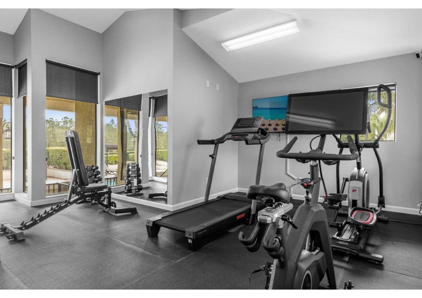 Deluxe Townhome - 5 Minutes From