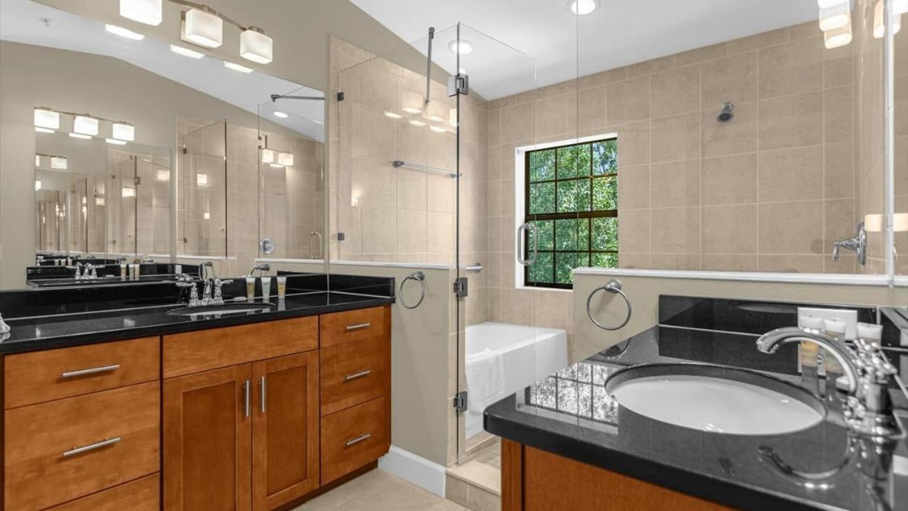 Deluxe Townhome - 5 Minutes From Orlando
