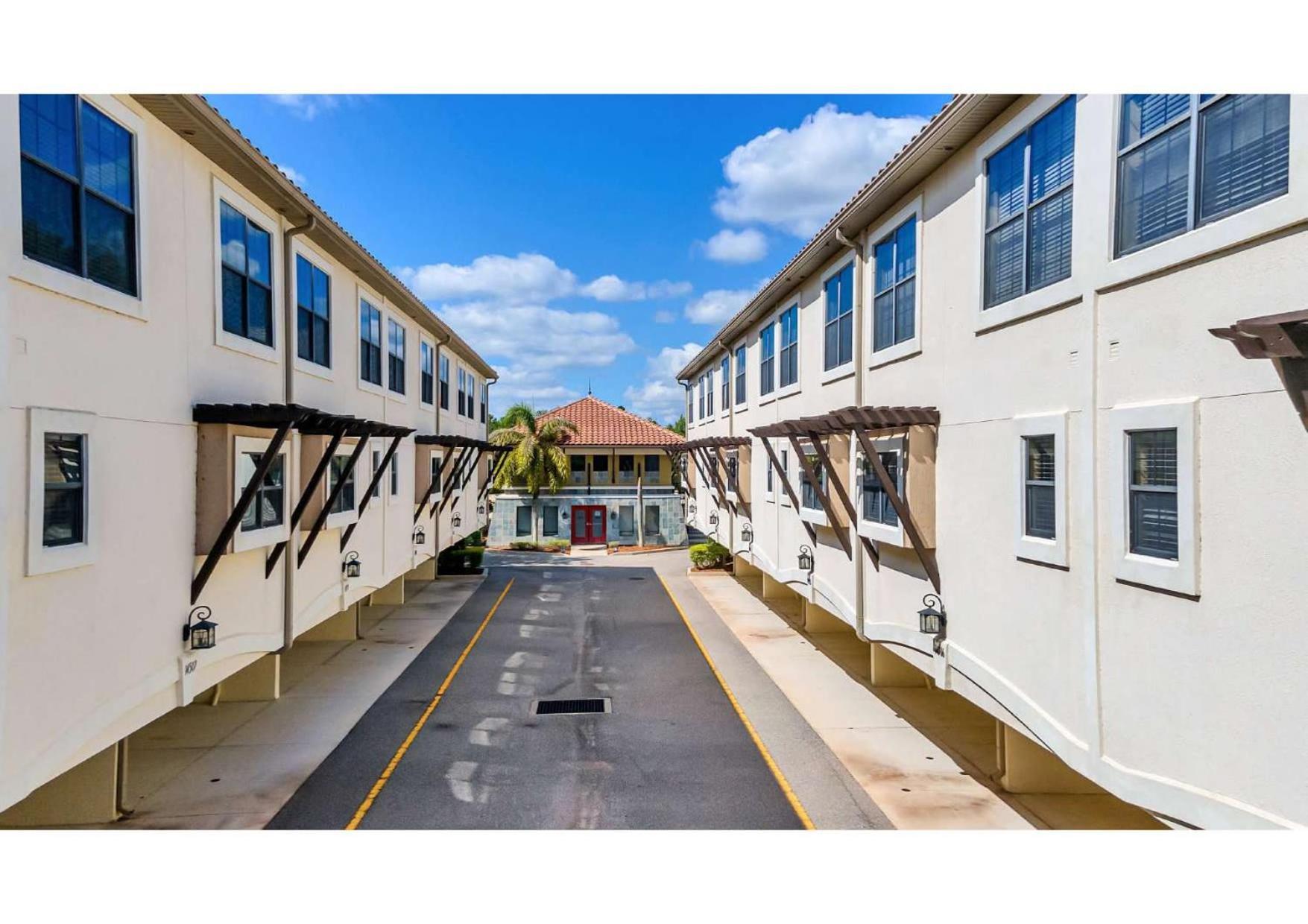Deluxe Townhome - 5 Minutes From Holiday home