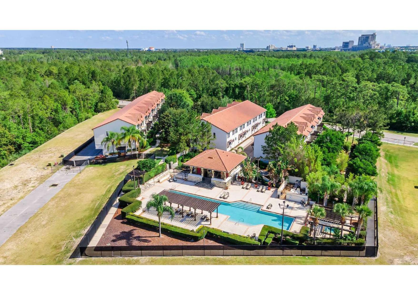 Deluxe Townhome - 5 Minutes From Holiday home