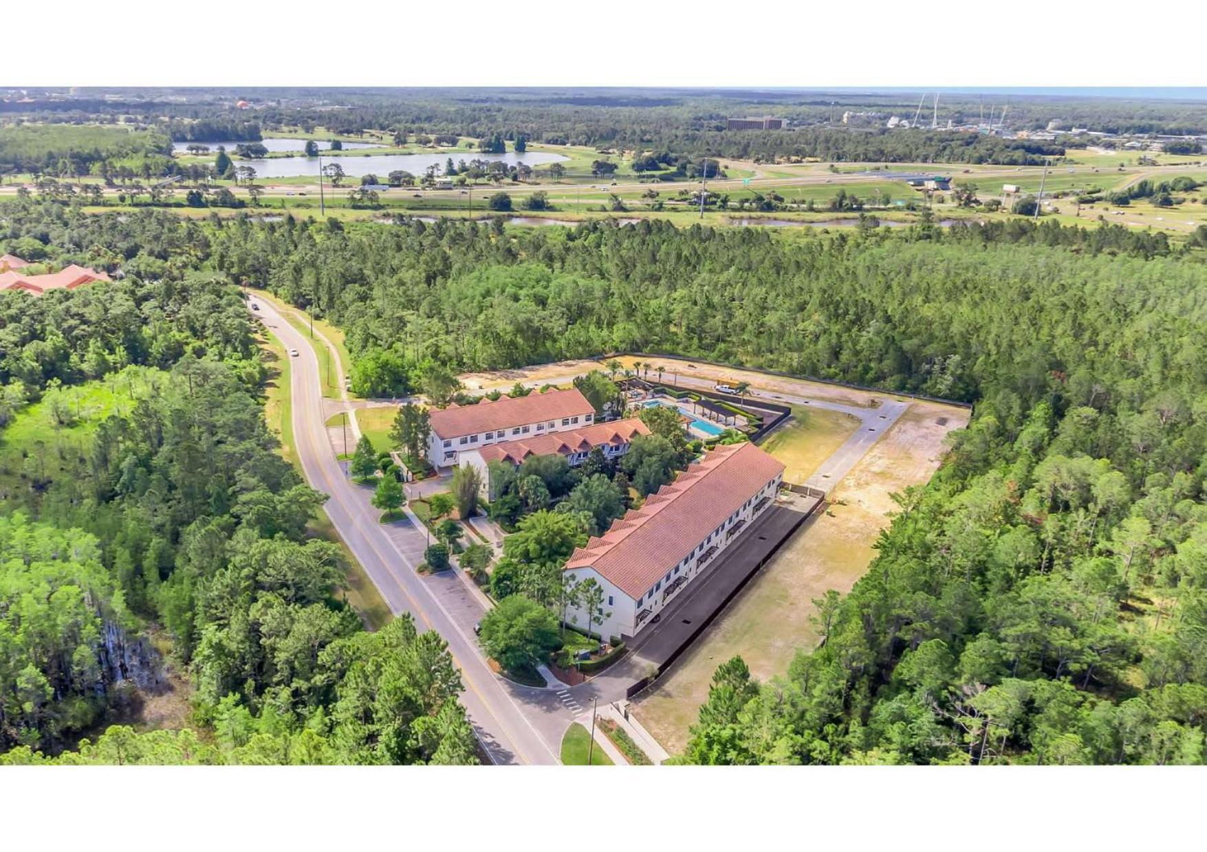 Deluxe Townhome - 5 Minutes From Holiday home Orlando