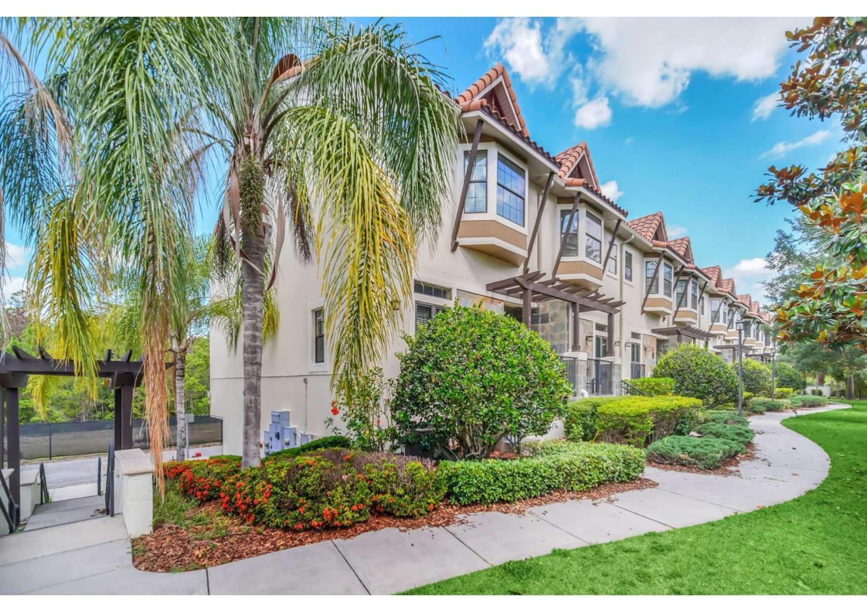 Deluxe Townhome - 5 Minutes From Holiday home
