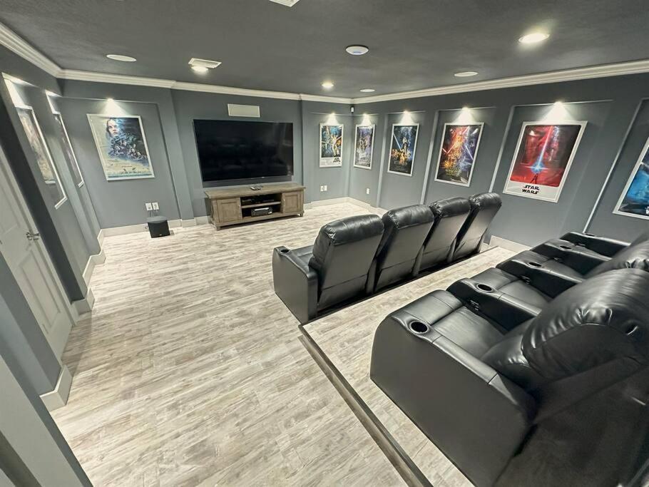 Holiday home Mickeys Waterside - Gorgeous Waterside Southeast Facing 9br Pool & Hot Tub Bbq Cinema Rm 2 Miles To Orlando
