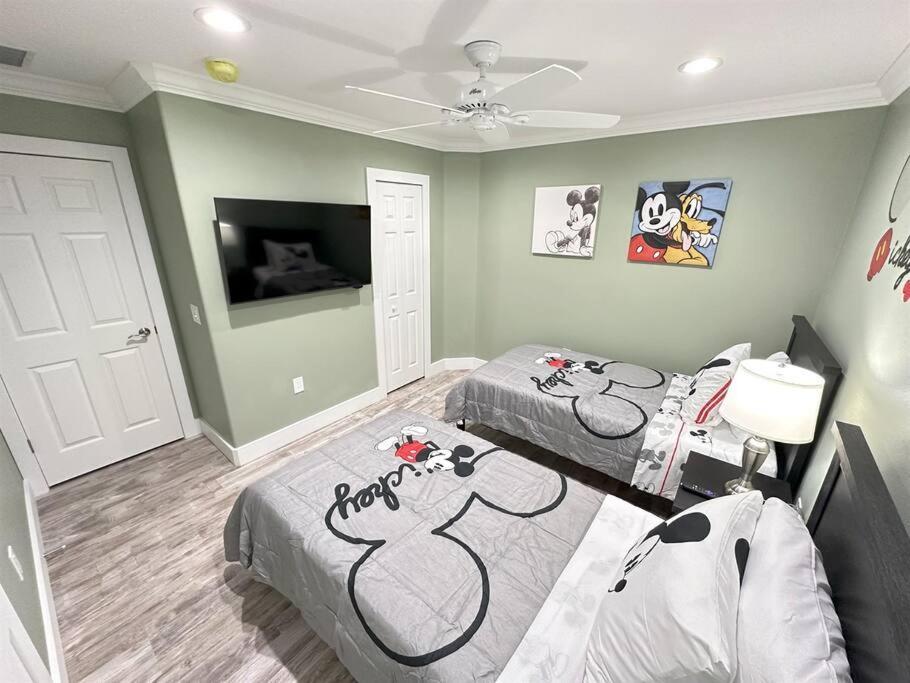 Mickeys Waterside - Gorgeous Waterside Southeast Facing 9br Pool & Hot Tub Bbq Cinema Rm 2 Miles To * Orlando