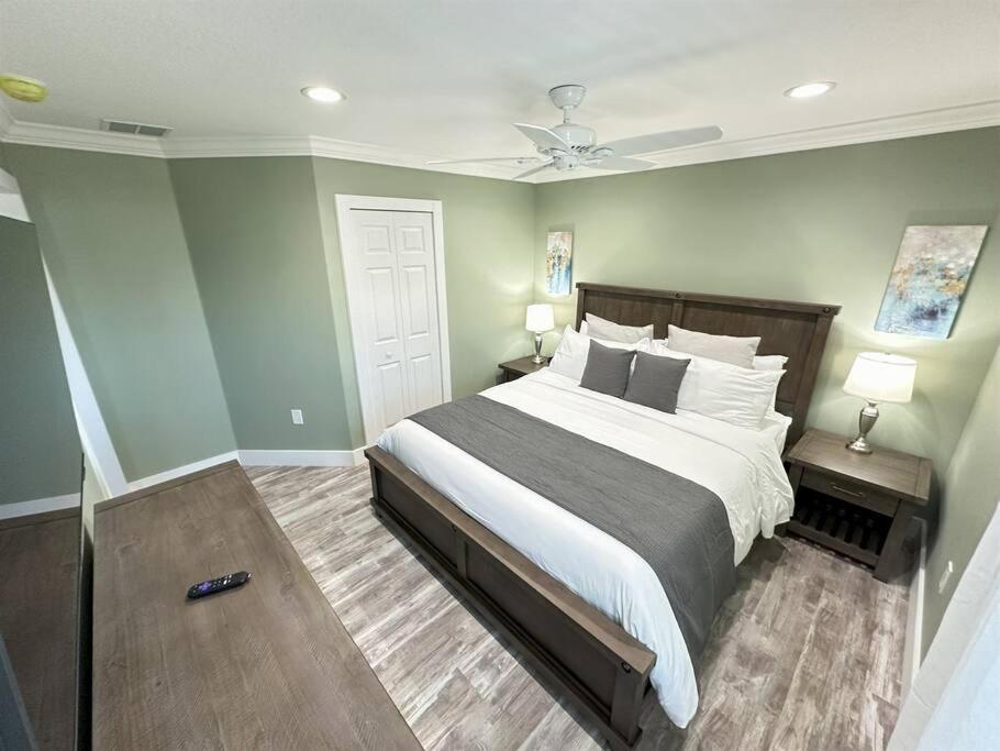 Mickeys Waterside - Gorgeous Waterside Southeast Facing 9br Pool & Hot Tub Bbq Cinema Rm 2 Miles To Holiday home Orlando