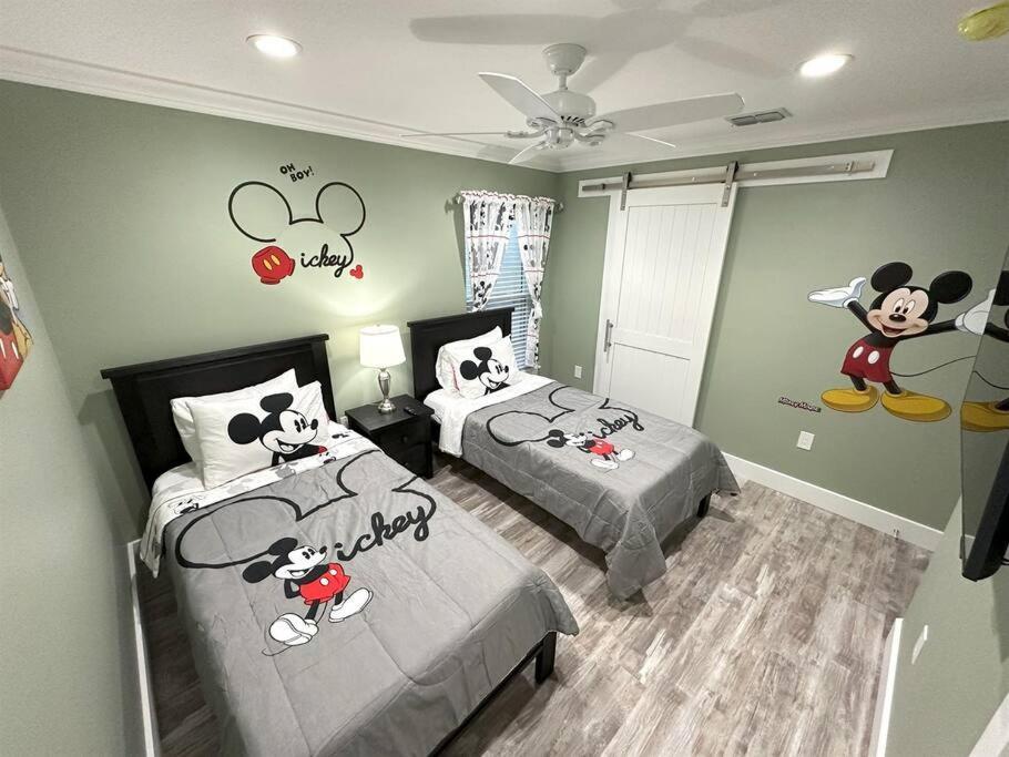 Holiday home Mickeys Waterside - Gorgeous Waterside Southeast Facing 9br Pool & Hot Tub Bbq Cinema Rm 2 Miles To Orlando