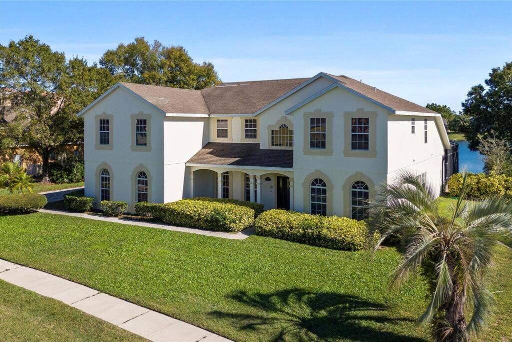 Mickeys Waterside - Gorgeous Waterside Southeast Facing 9br Pool & Hot Tub Bbq Cinema Rm 2 Miles To Holiday home Orlando