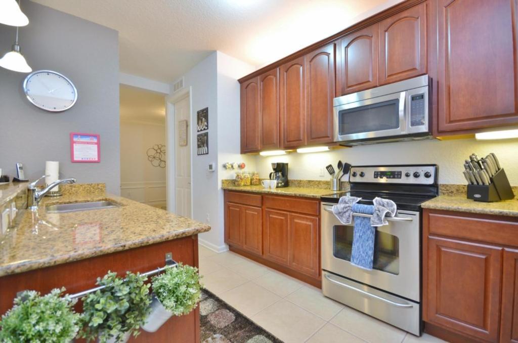 Beautiful Modern Condo, Near Parks-2012