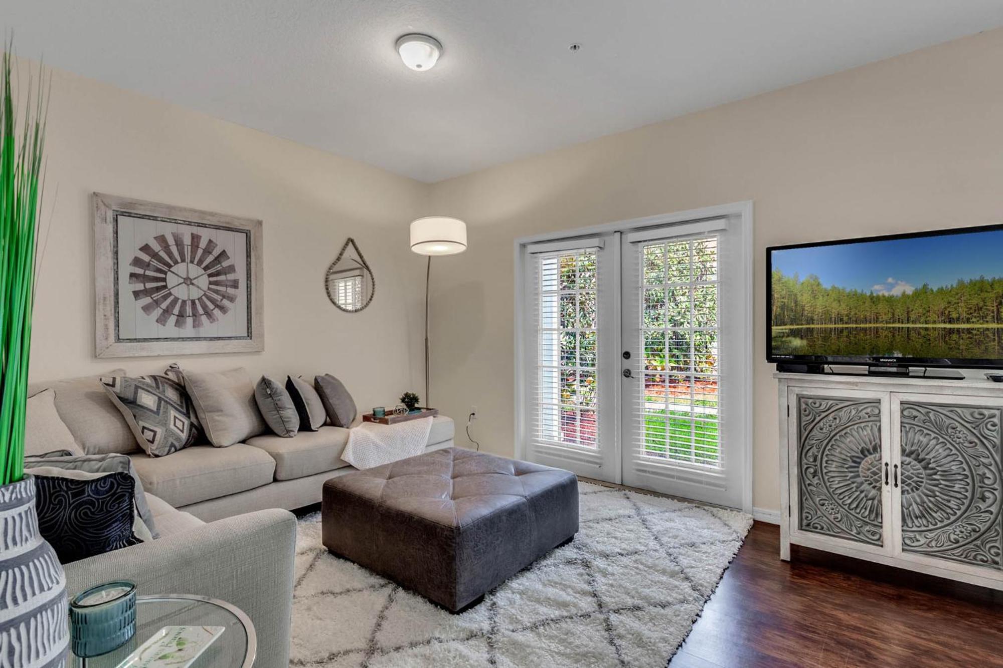 4 Bedrooms - 3 Bathrooms - Lucaya Village 15-101