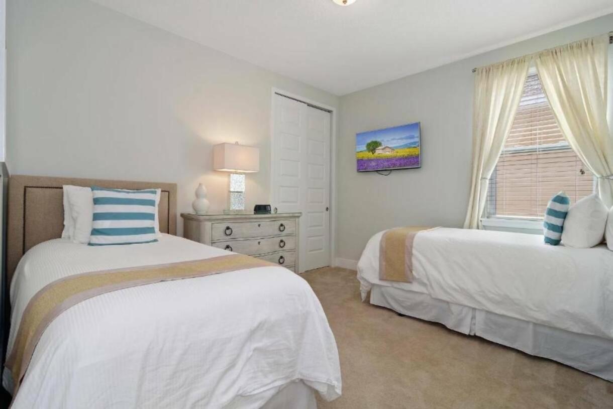 Spacious Vacation Home With Private Pool 76 *
