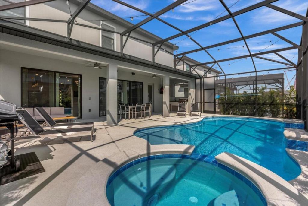 10 Bedrooms- 9 Bathrooms- Paradiso Grande 6216ss