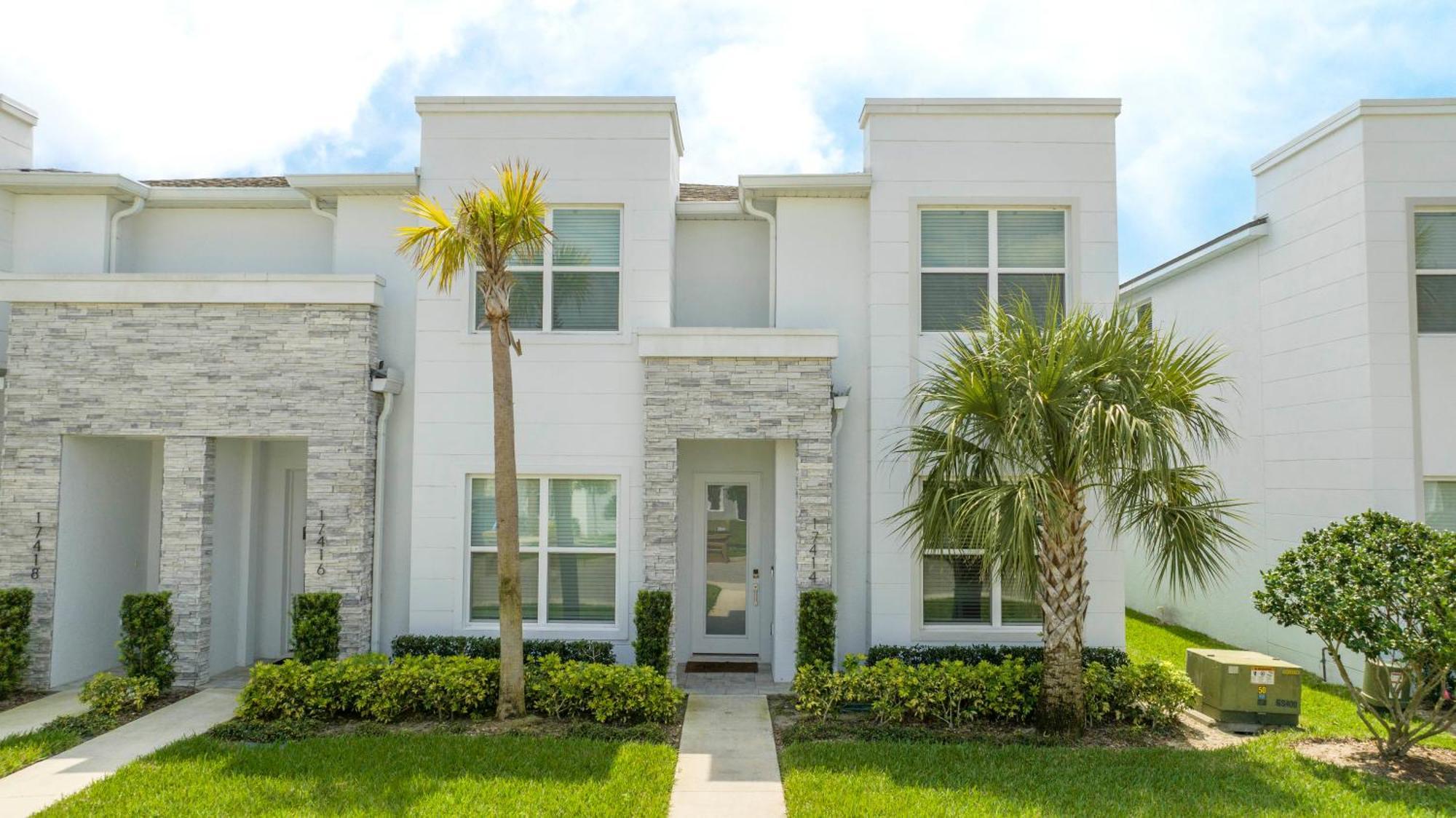 Comfortable Near & Private Pool 17414