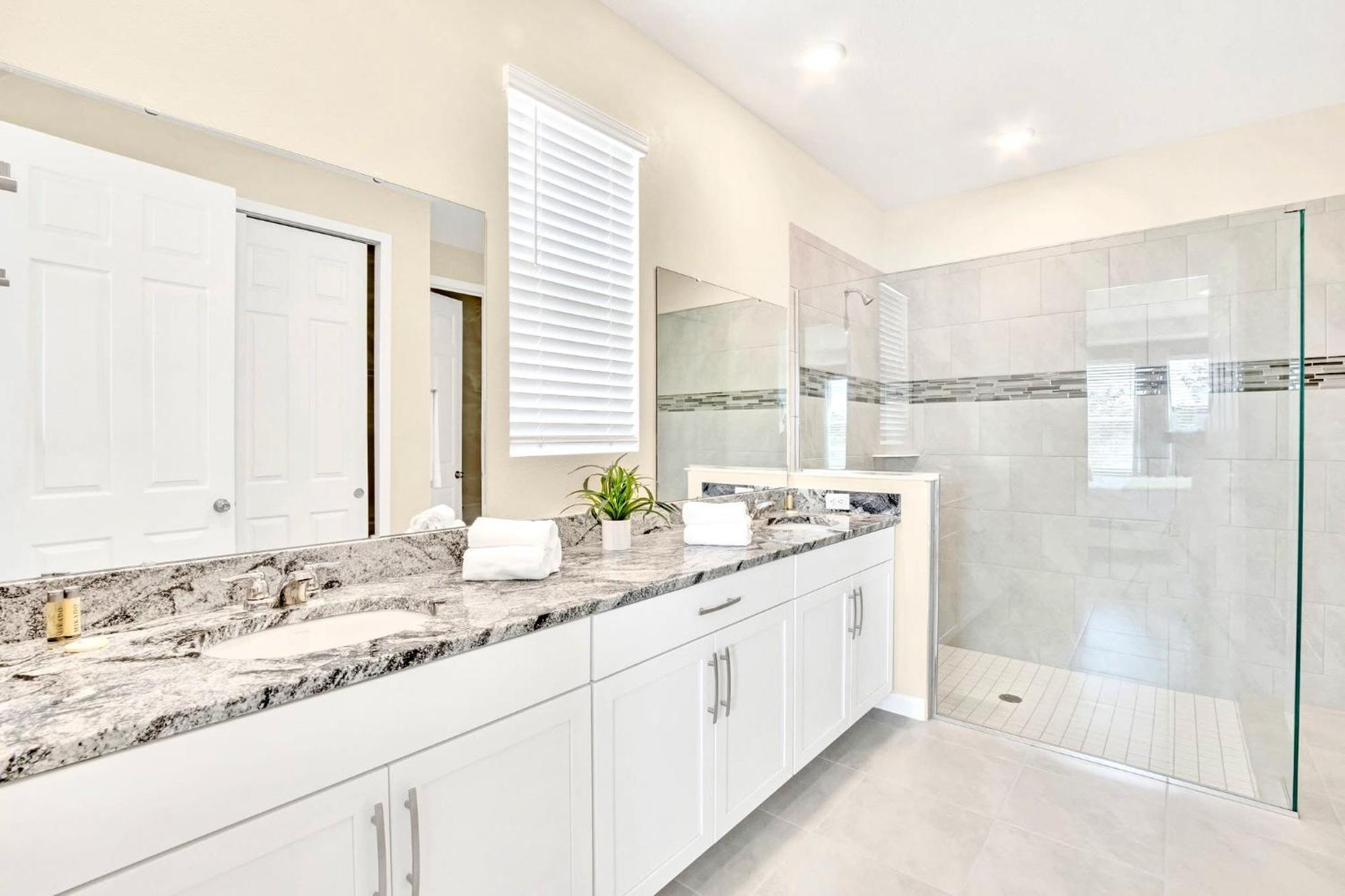 Stunning Rare Front 7br - Sleeps 14 - Pool, Hot Tub, & Games!