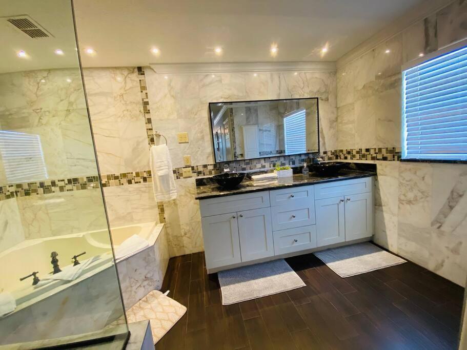 Peaceful 5-bedroom House With Pool! *