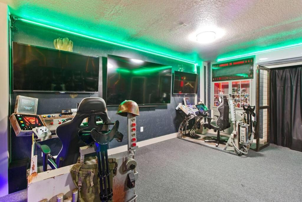 Guardians Theater 5br W Pool Hot Tub