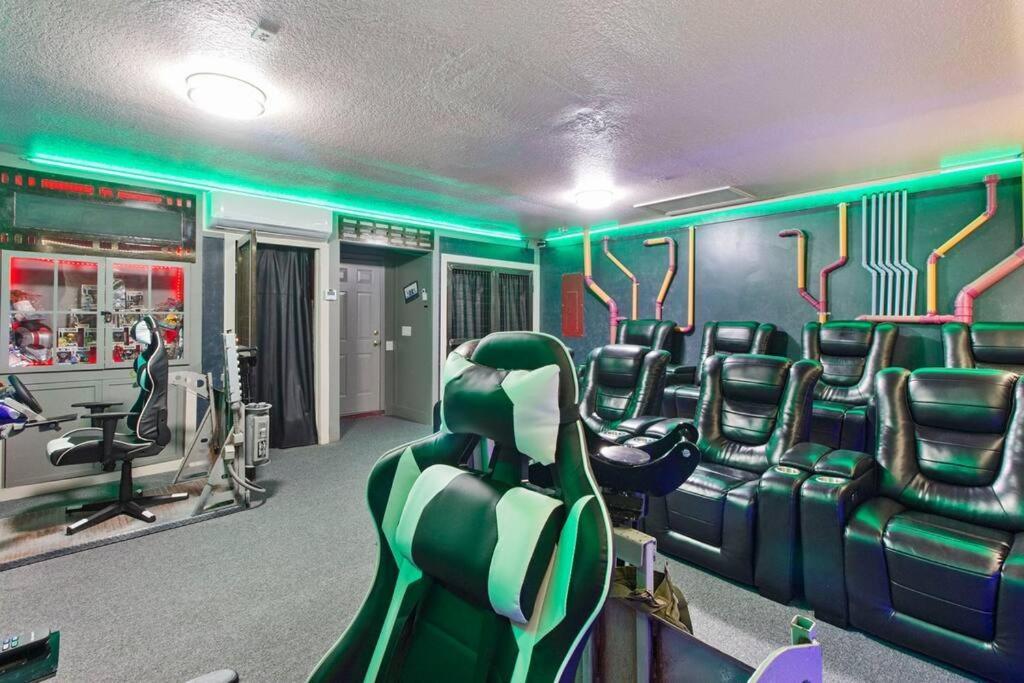 Guardians Theater 5br W Pool Hot Tub Villa