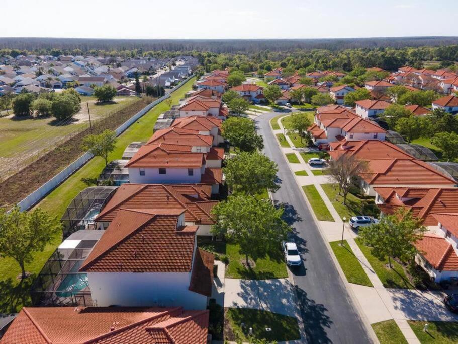 557 -impressive Two Storey Private With South Facing Pool Orlando