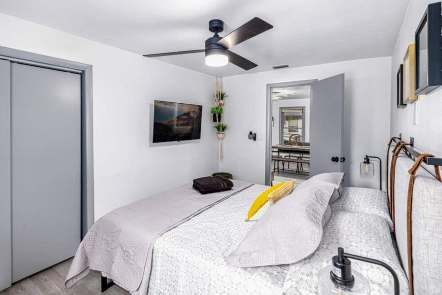 Holiday home 3br Retreat Office Pets Near Airport *