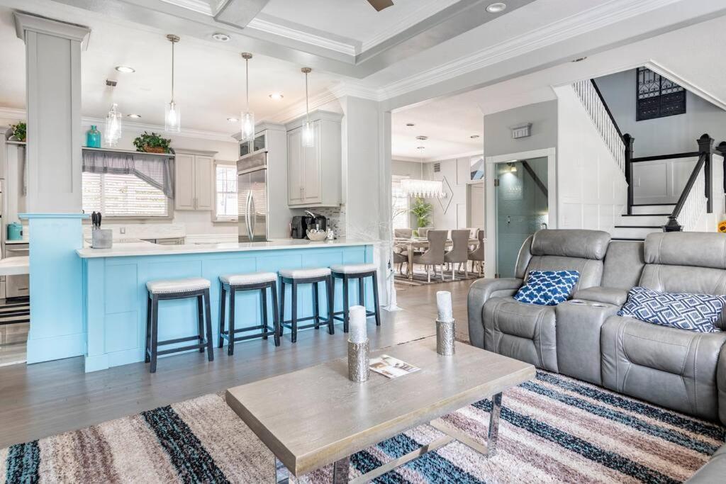 Luxury 6000 Sqft Mansion In Downtown Sleeps 14 Villa *