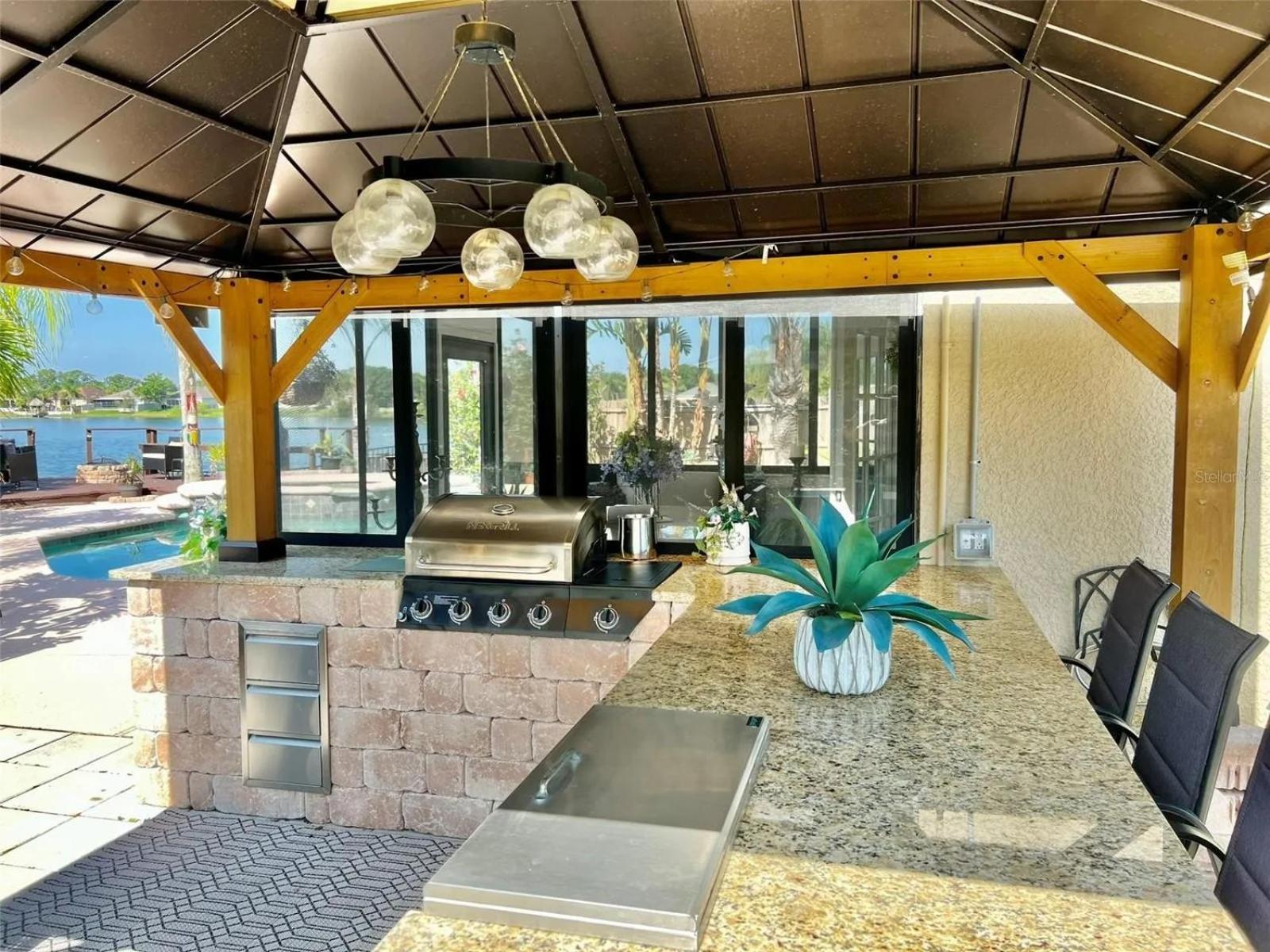 Luxurious Waterfront Retreat 4br 3ba With Pool & Bbq