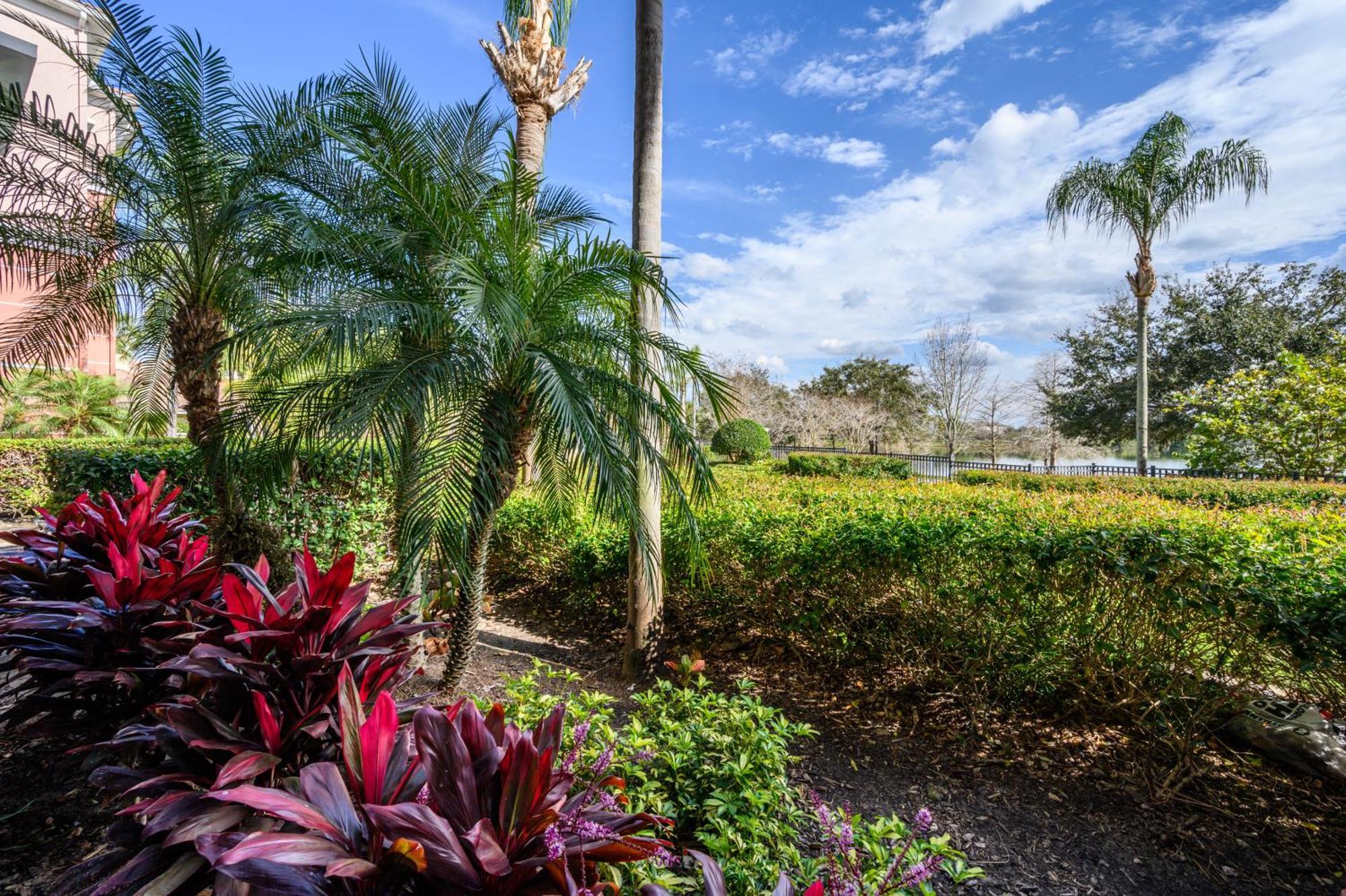 Luxury Lakeview Penthouse, Vista Cay 1027