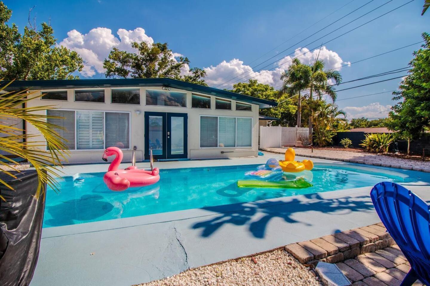 2Br Getaway Pool Workspace Near Disney Holiday home Orlando