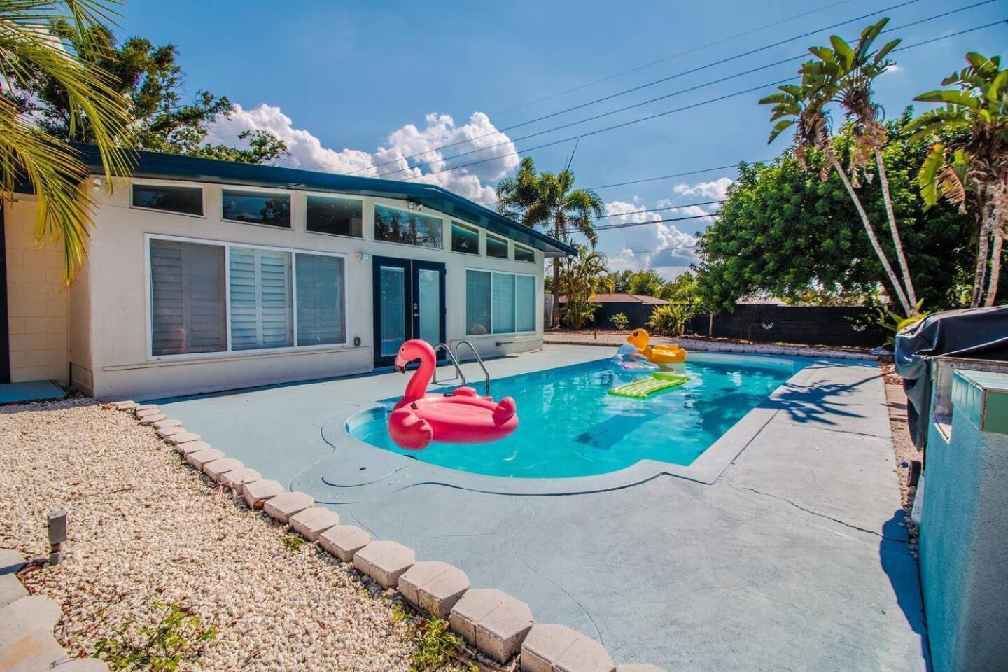 Holiday home 2Br Getaway Pool Workspace Near Disney *